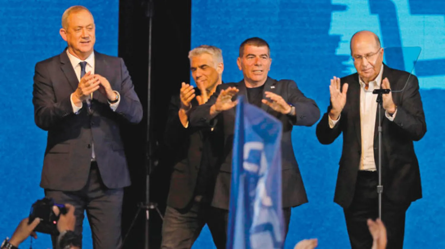 فوز «كاحول لافان» مارس الماضي ويبدو قادته الأربعة يعلون وأشكنازي ولبيد وغانتس (أ.ف.ب)