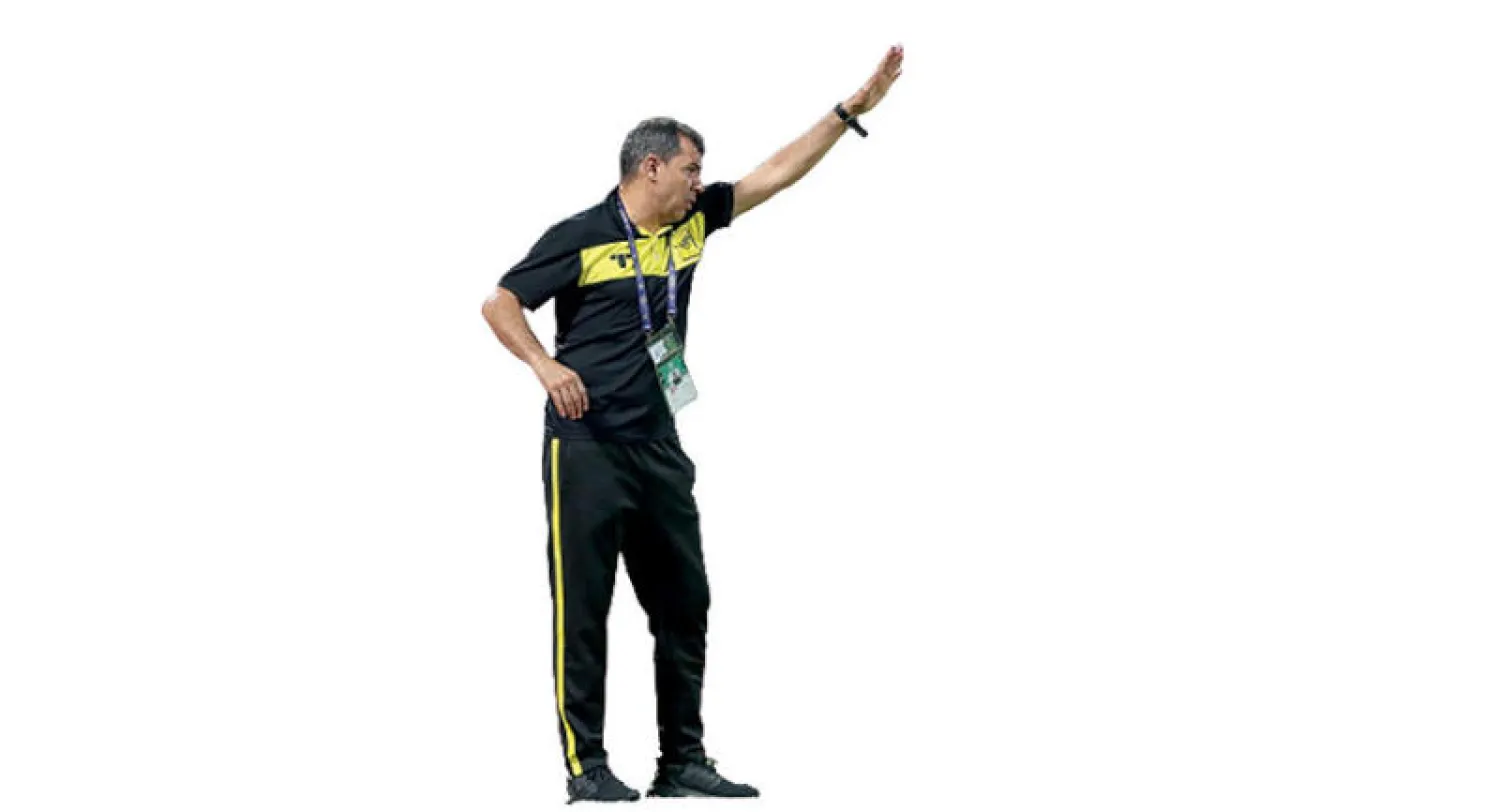 كاريلي يعمل على تدوين ملاحظاته على الاتحاد (المركز الإعلامي لنادي الاتحاد)