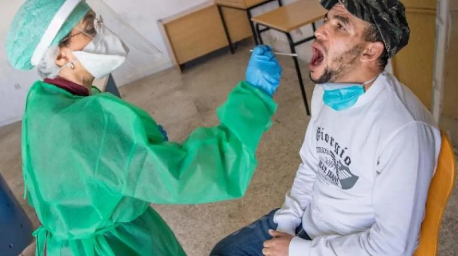 اختبار «كورونا» لأحد الأشخاص في العاصمة المغربية الرباط (أ.ف.ب)