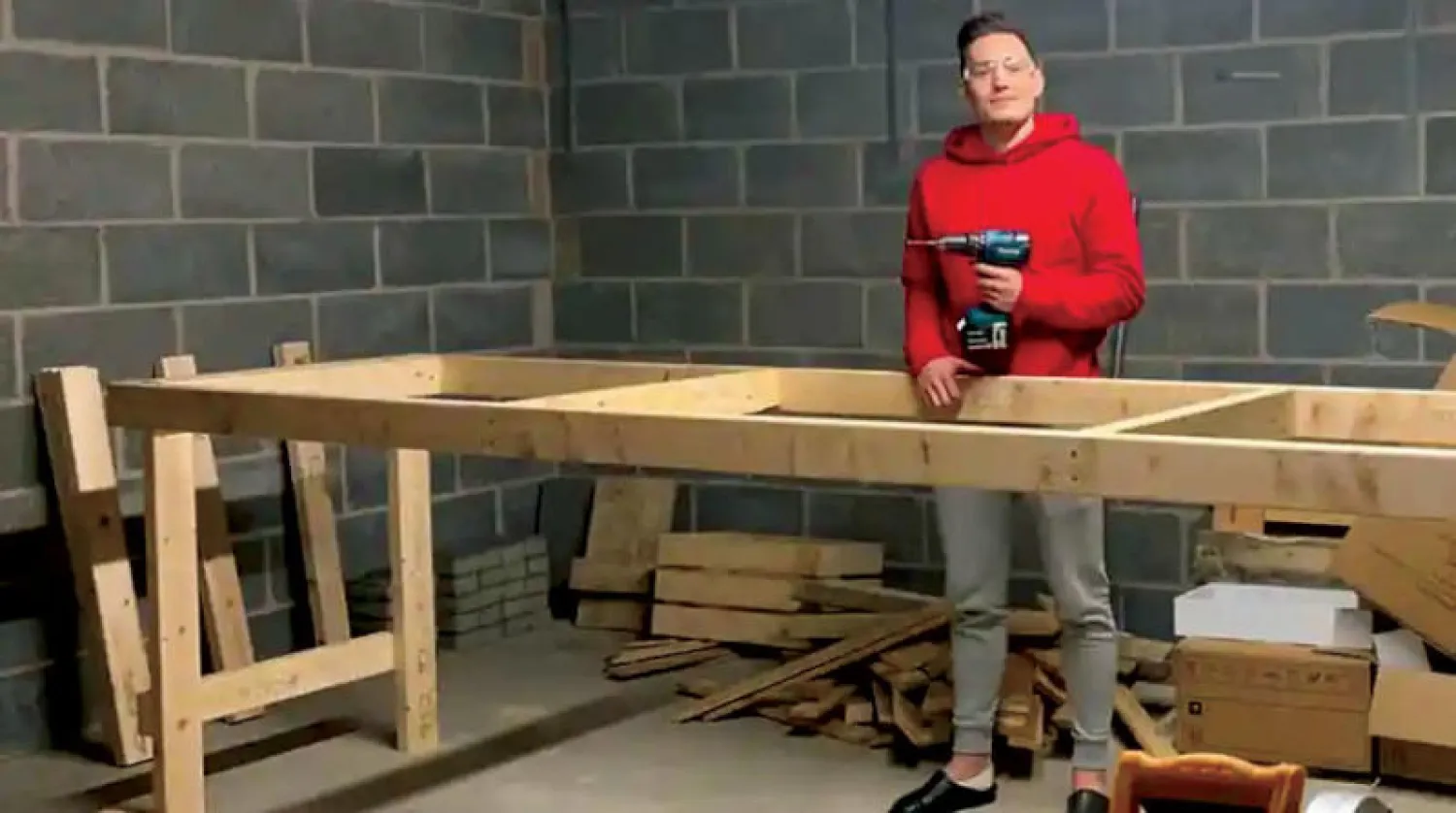 مدافع سوانزي كونور روبرتس في ورشة النجارة  التي يقضي بها كل أوقات فراغه