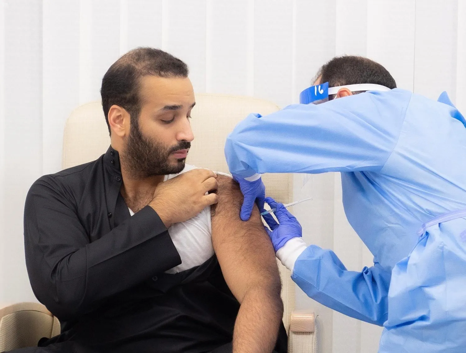Crown Prince Mohammed bin Salman receives the coronavirus vaccine. (SPA)