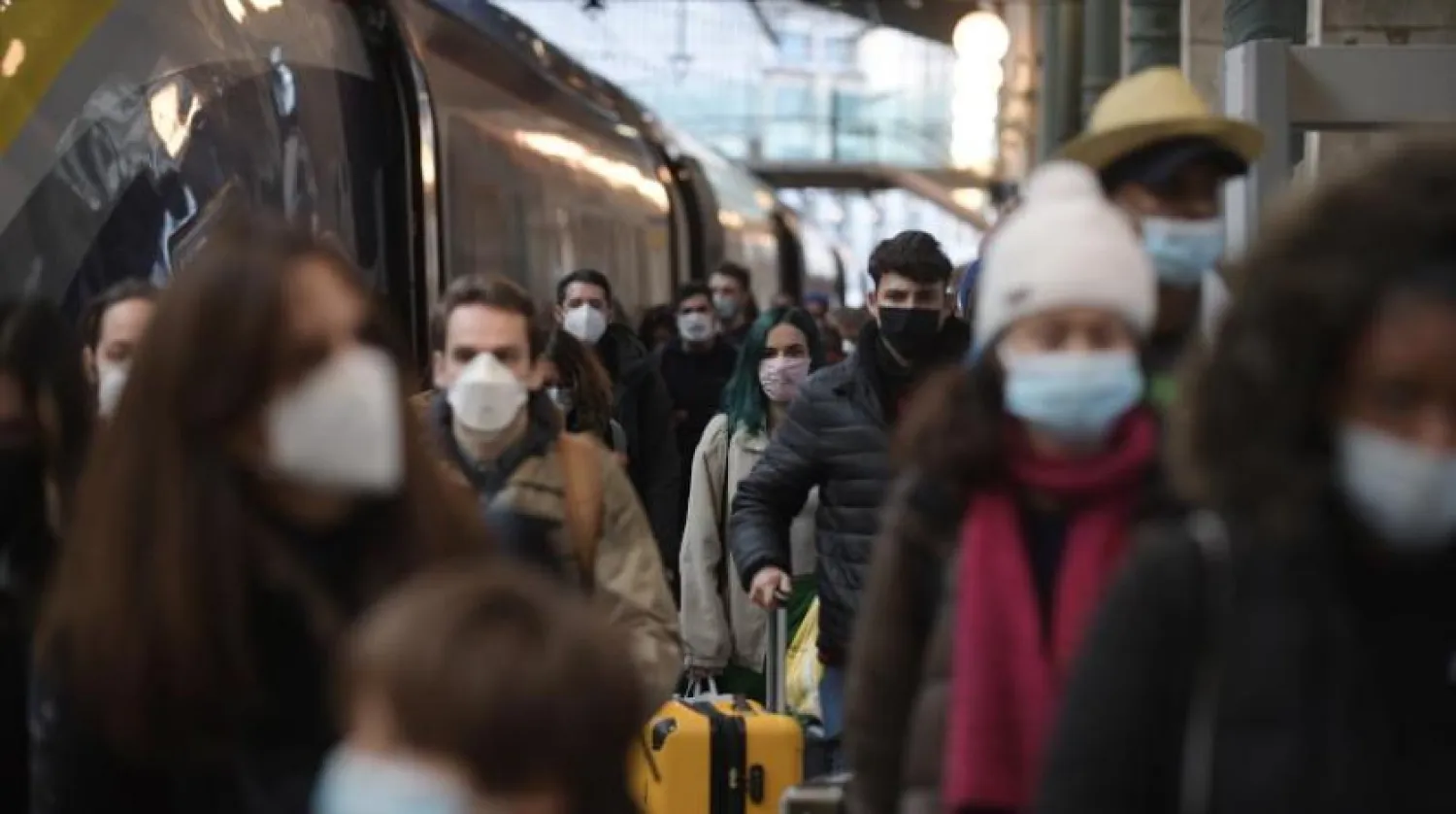 Londra'dan Paris'teki Eurostar tren istasyonuna  gelen yolcular (EPA)
