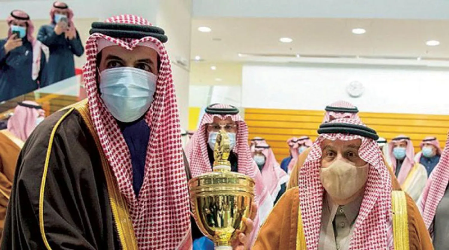 الأمير فيصل بن بندر لدى تتويجه الأمير سعود بن سلمان بكأس ولي العهد لجياد المستورد أمس (واس)