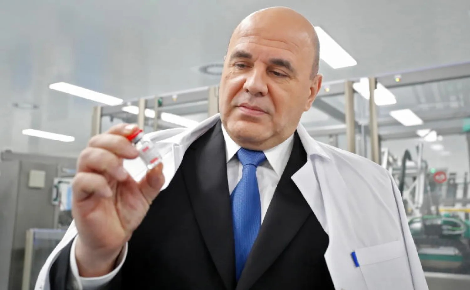 رئيس الوزراء الروسي ميخائيل ميشوستين يستعرض اللقاح الروسي في منشأة تابعة لشركة التكنولوجيا الحيوية «بيوكاد» في سانت بطرسبرغ (رويترز)