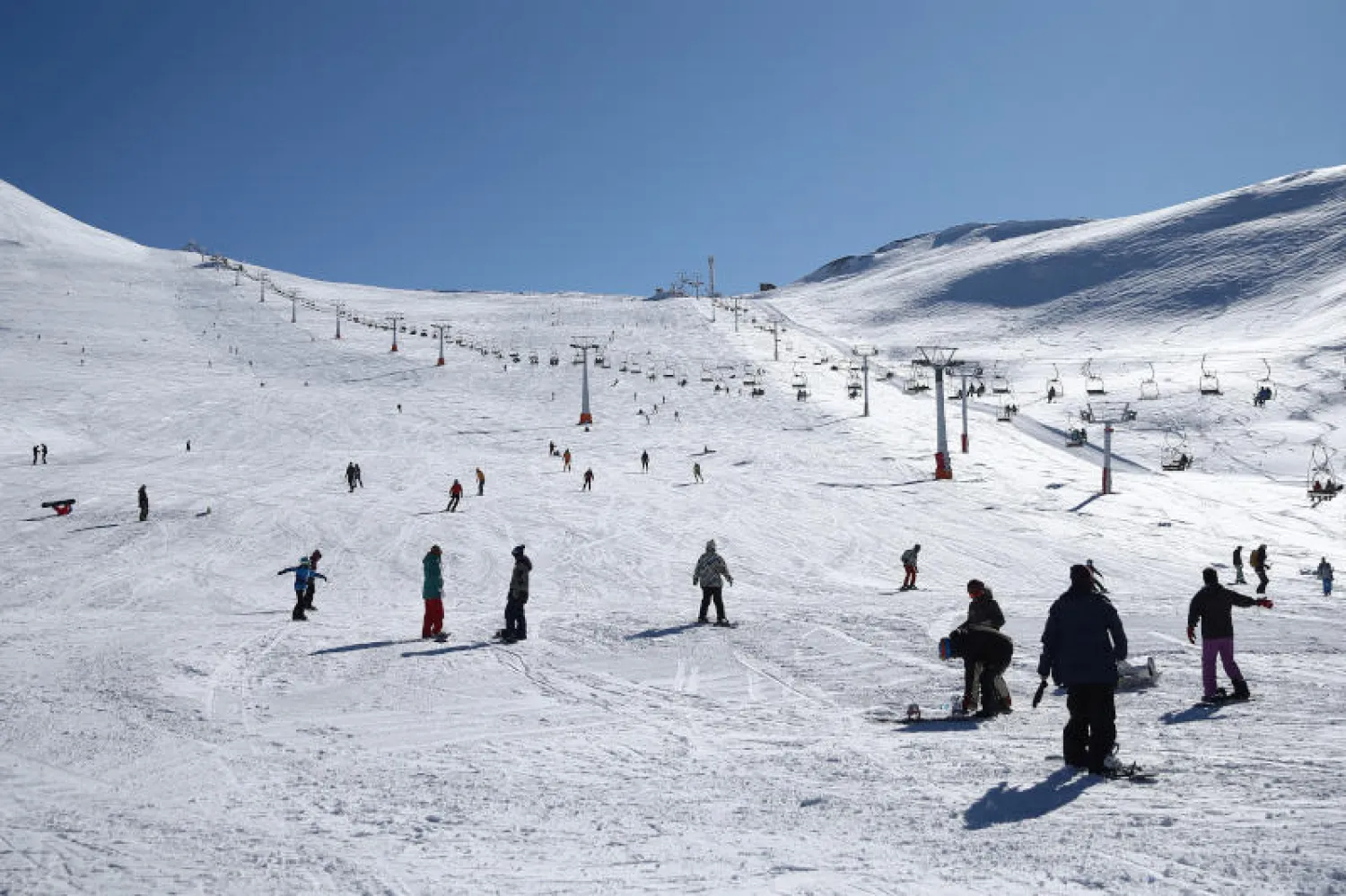 أشخاص يتزلجون في منتجع للتزلج بشمال طهران (أرشيفية - رويترز)