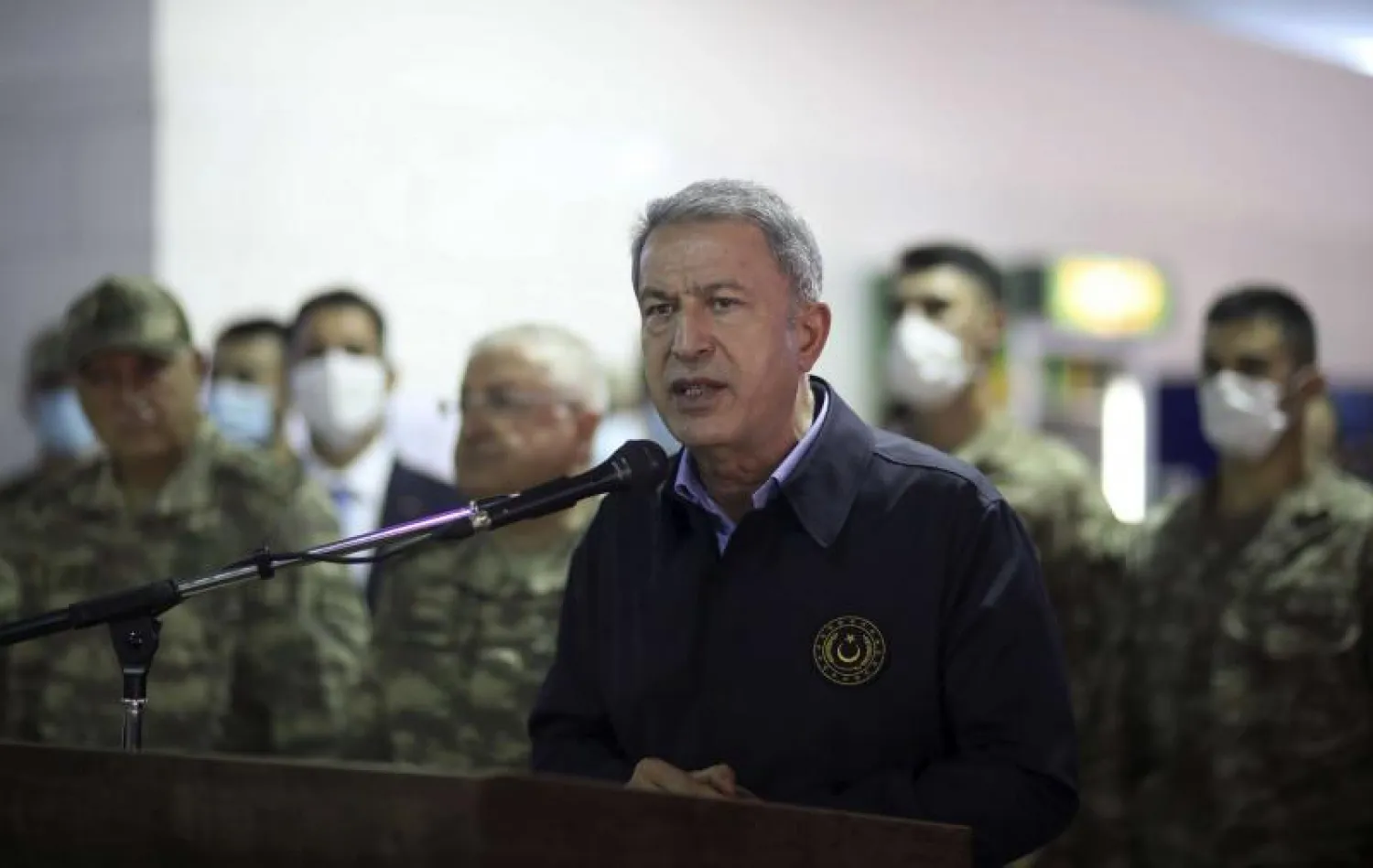 وزير الدفاع التركي خلوصي أكار يتحدث إلى ضباط أتراك وليبيين خلال زيارة إلى طرابلس في أغسطس (آب) الماضي (أ.ب)