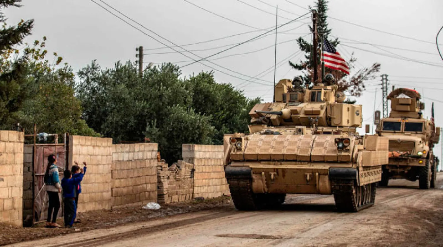 أطفال يلوِّحون لدورية أميركية بريف الحسكة شمال شرقي سوريا في 17 الشهر الحالي (أ.ف.ب)