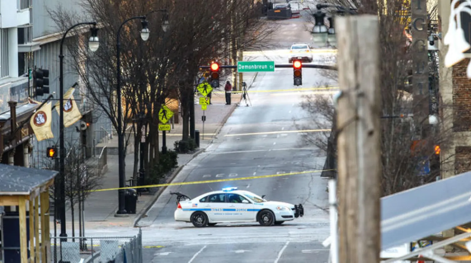 الشرطة تغلق شوارع ناشفيل القريبة من موقع الانفجار (أ.ف.ب)