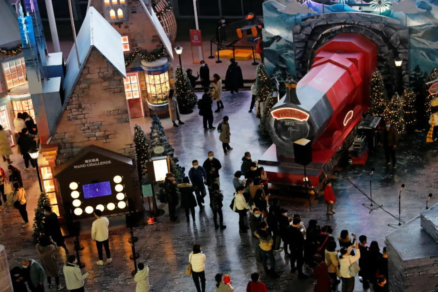 أشخاص يتجمعون داخل مجمع تسوق في بكين (رويترز)