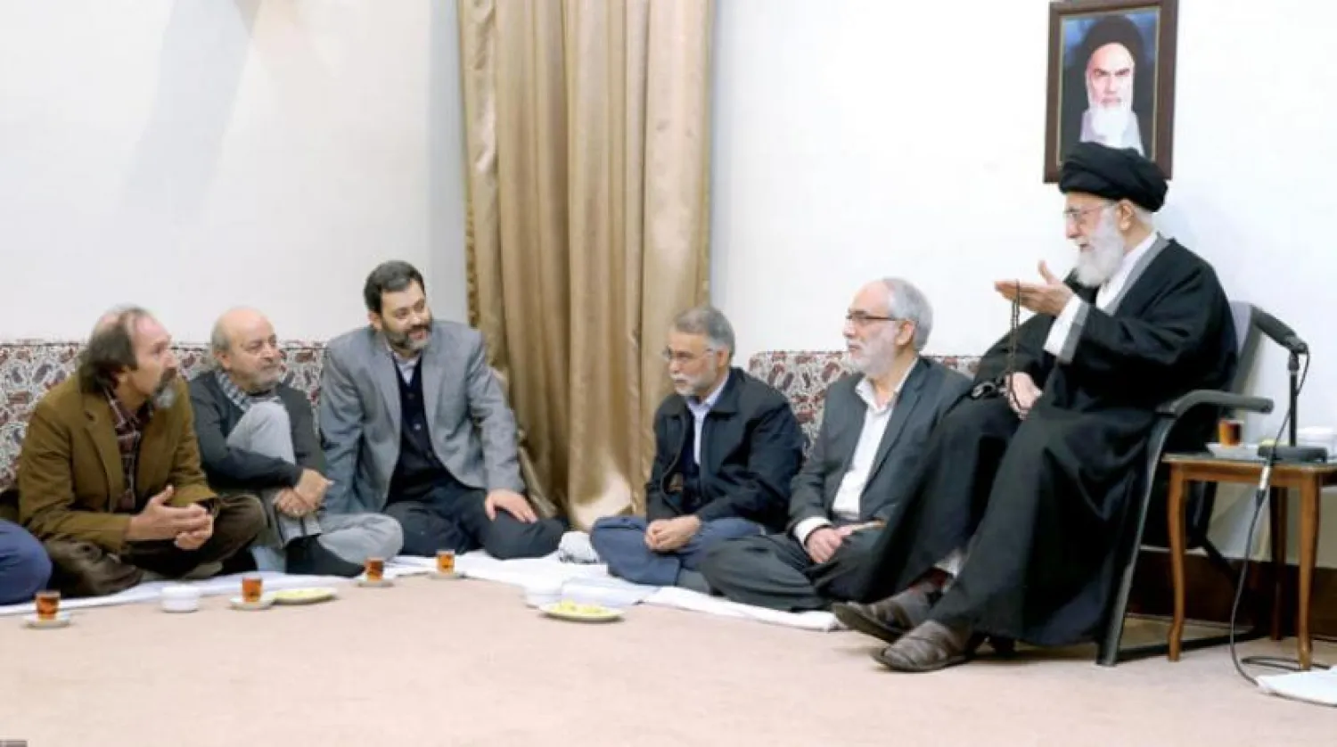 İran dini lideri Ali Hamaney’in web sitesi tarafından yayınlanan belgeselde Hamaney’in sanatçılarla gerçekleştirdiği bir toplantının görüntüleri yer aldı