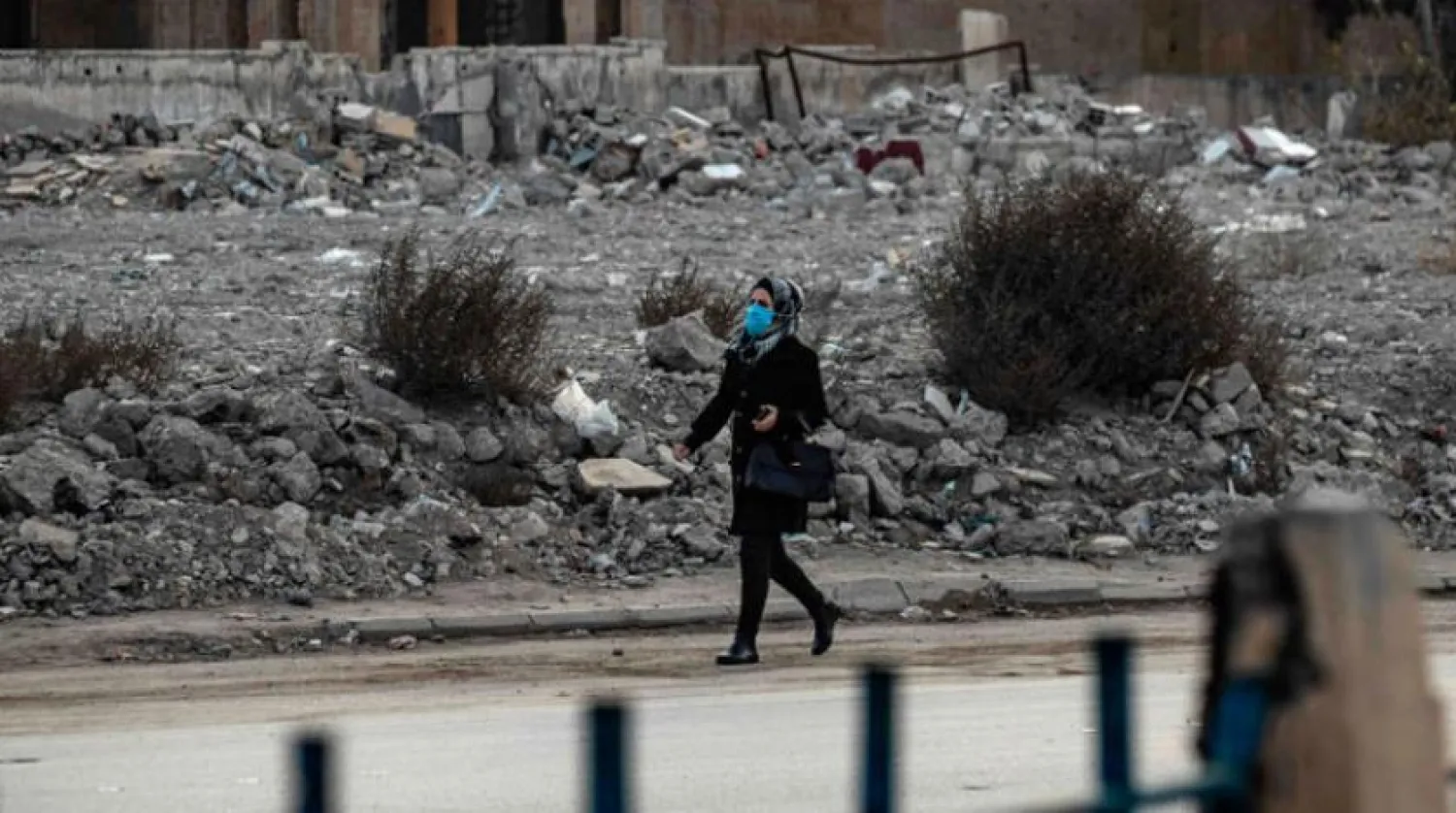 20 Aralık’ta Suriye'nin kuzeydoğusundaki Rakka'da Kovid-19’dan korunmak için maske takan bir kadın (AFP)