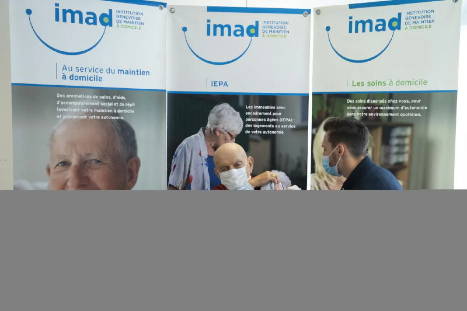 مُسنّ يتلقى الجرعة الأولى من اللقاح بمركز طبي في جنيف (إ.ب.أ)