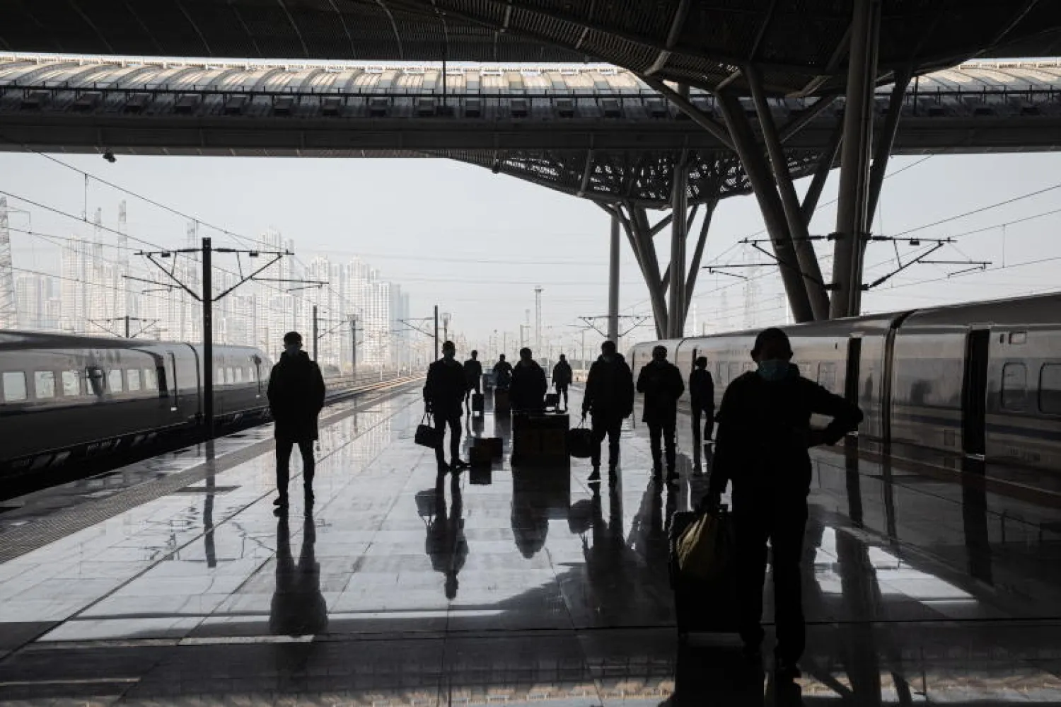 ركاب في محطة للقطارات في مدينة ووهان الصينية (إ.ب.أ)