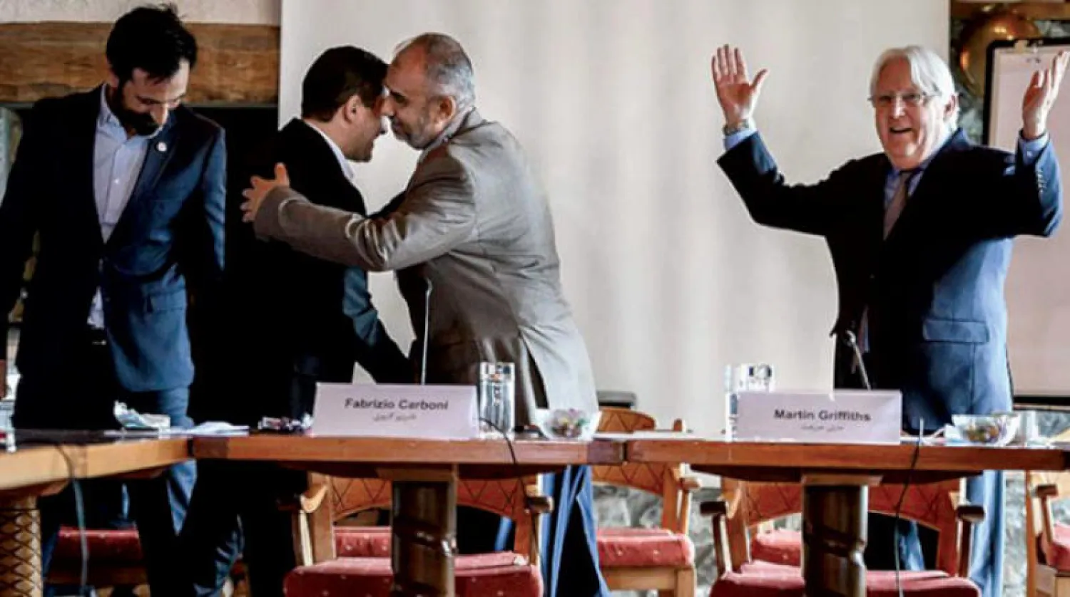 المبعوث الأممي مارتن غريفيث يلوح بيديه فرحاً بعد اكتمال اتفاق تبادل أسرى بين الحكومة اليمنية والحوثيين في سويسرا سبتمبر 2020 (أ.ف.ب)