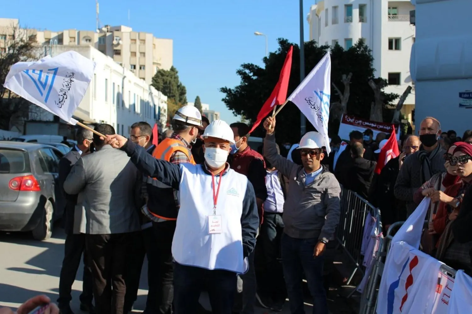Kamu kurumlarında çalışan mühendisler, maddi durumlarının iyileştirilmesini talep ediyorlar. (Tunus Mühendisler Dekanlığı web sitesi)