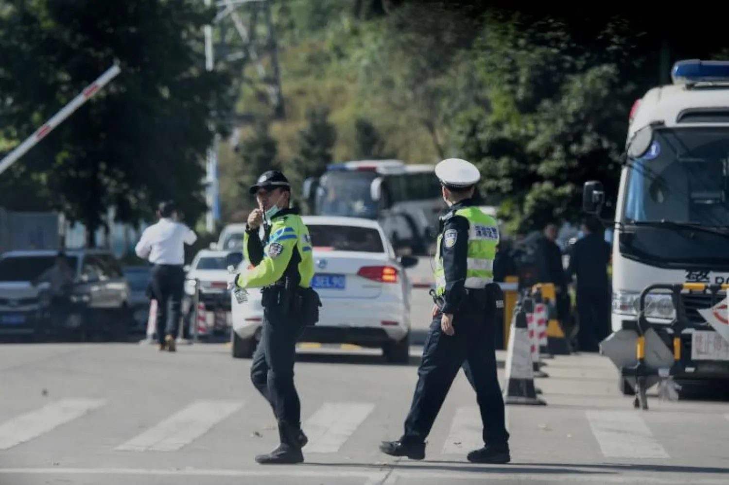 عناصر من الشرطة في أحد شوارع مدينة شنغن الصينية (أرشيفية - أ.ف.ب)