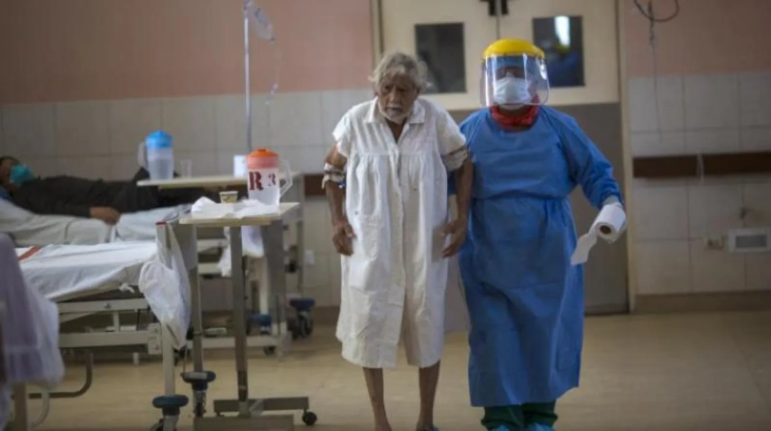 مريض مصاب بـ«كورونا» بمستشفى في ليما (أ.ب)