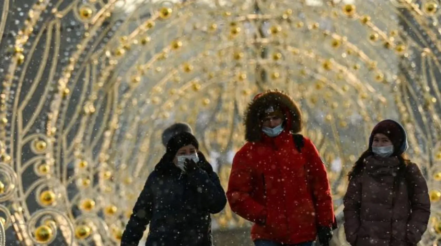 Moskova sokaklarında maskeyle dolaşan insanlar (AFP)