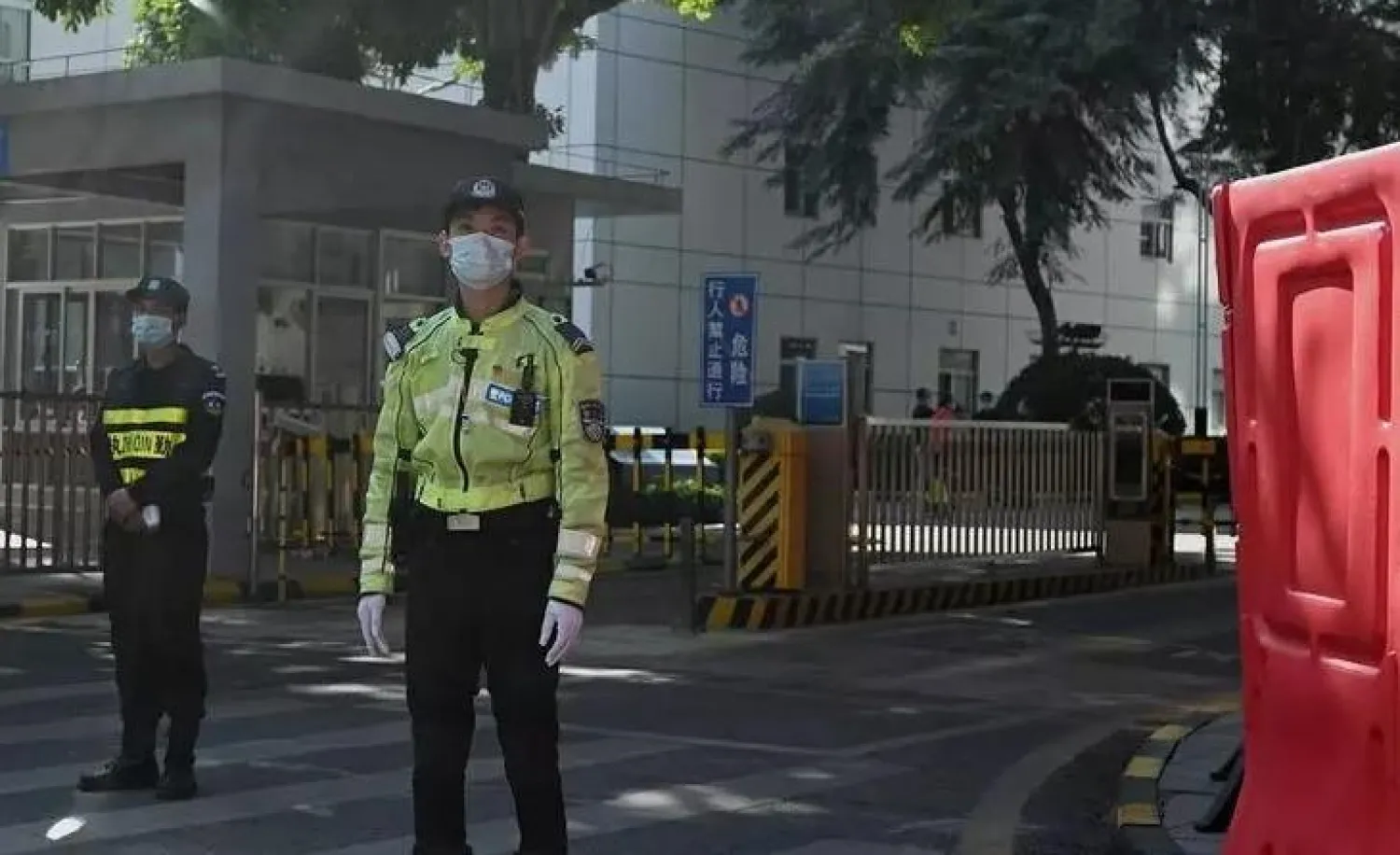 الشرطة الصينية تمنع الوصول إلى المحكمة في شينزين حيث سيحاكم ناشطون من هونغ كونغ (أ.ف.ب)