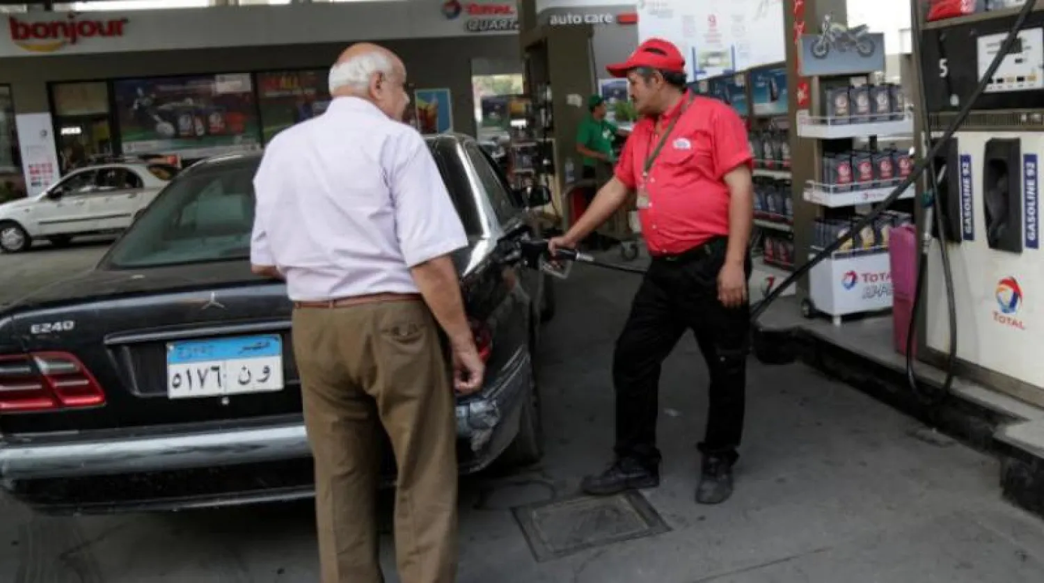 عامل في محطة وقود في القاهرة (أرشيفية - رويترز)