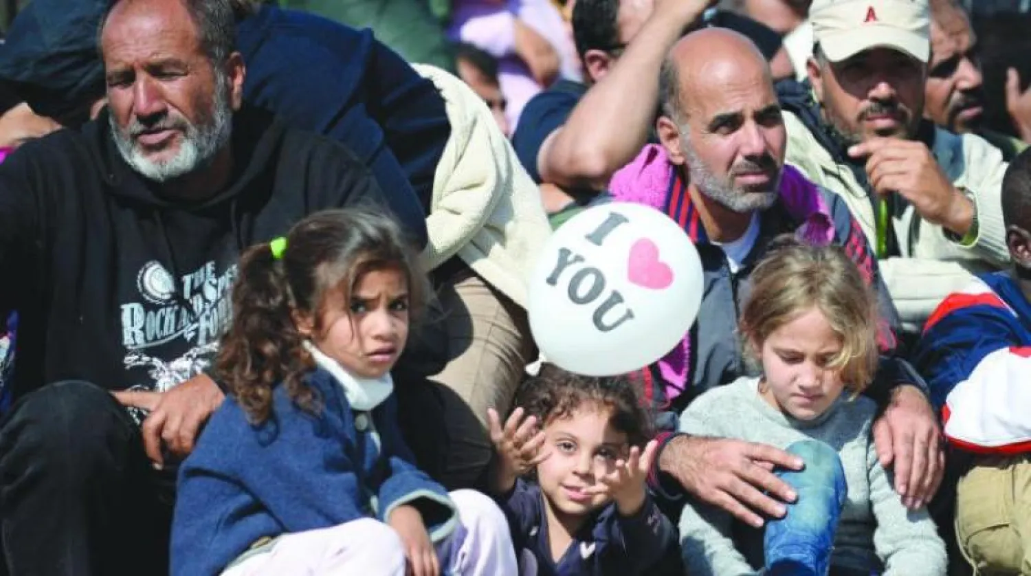 مهاجرون سوريون في انتظار حافلات تقلهم من حدود المجر إلى داخل النمسا (أرشيف - إ.ب.أ)