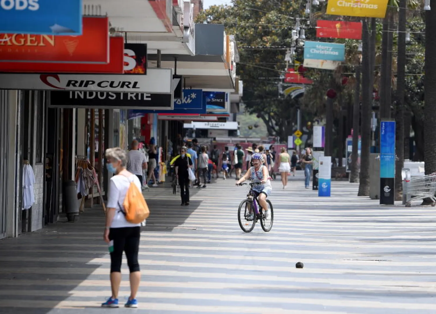 مارة في أحد شوارع مدينة سيدني الأسترالية (إ.ب.أ)