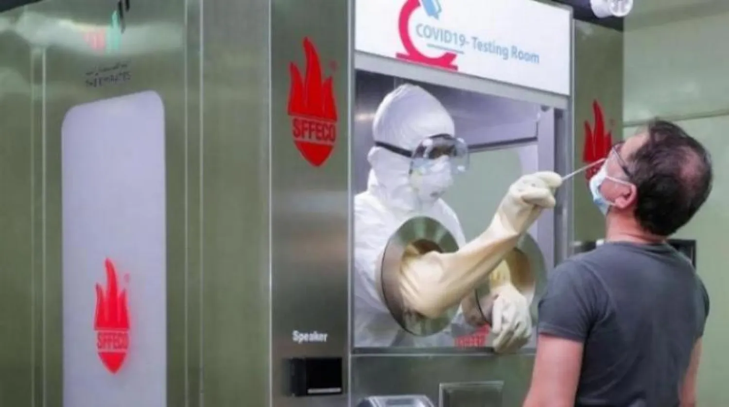 غرفة لإجراء فحص «كورونا» بمنطقة العمال في دبي (وام)