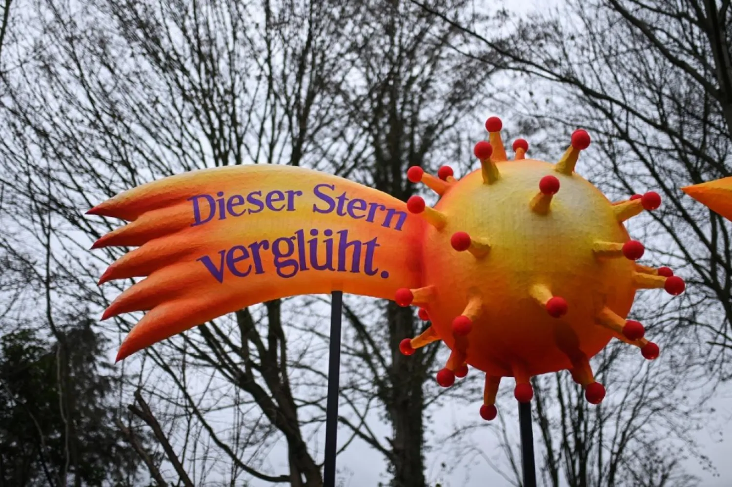 Koronavirüs salgını, 2020'yi dünya için zor bir yıl haline getirdi (AFP)