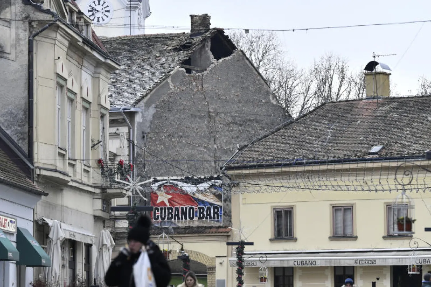سقف منزل تضرر جراء الزلزال القوي الذي ضرب كرواتيا (أ.ب)