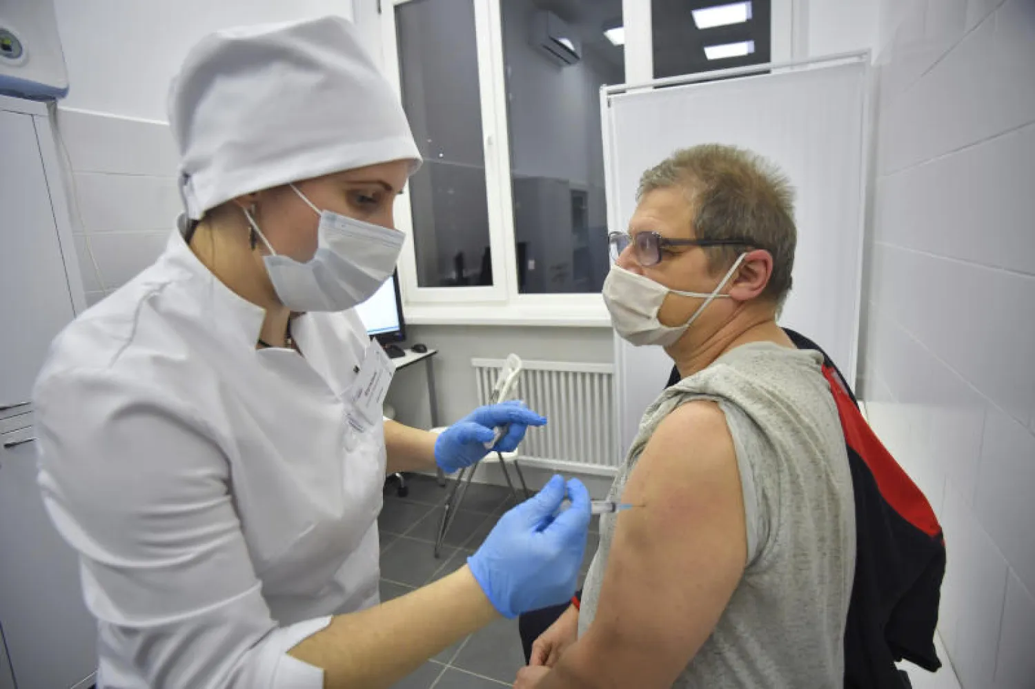 مسن يتلقى لقاح «سبوتنيك في» الروسي المضاد لفيروس كورونا في موسكو (أ.ب)