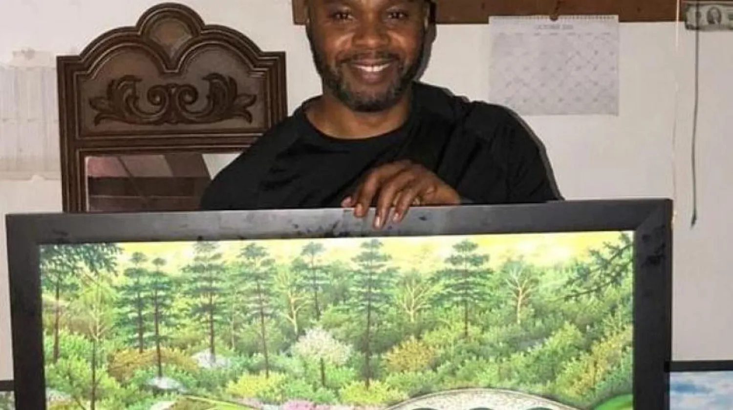 Valentine Dixon, Michelle Obama’nın satın aldığı hediye tabloyu tutuyor (Dixon’un Instagram hesabından bir fotoğraf)