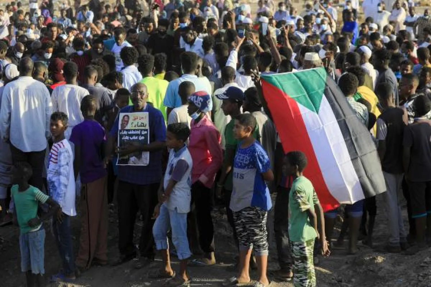 Sudanese mourners attend the funeral of Bahaa el-Din Nouri at the cemetery of Kalakla, a district in southern Khartoum, on December 29, 2020. (AFP)