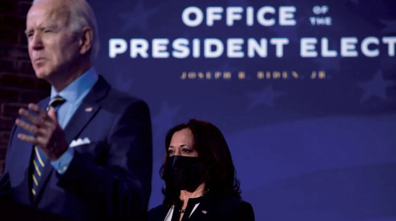 بايدن ونائبته هاريس في مؤتمر صحافي أول من أمس (أ.ف.ب)