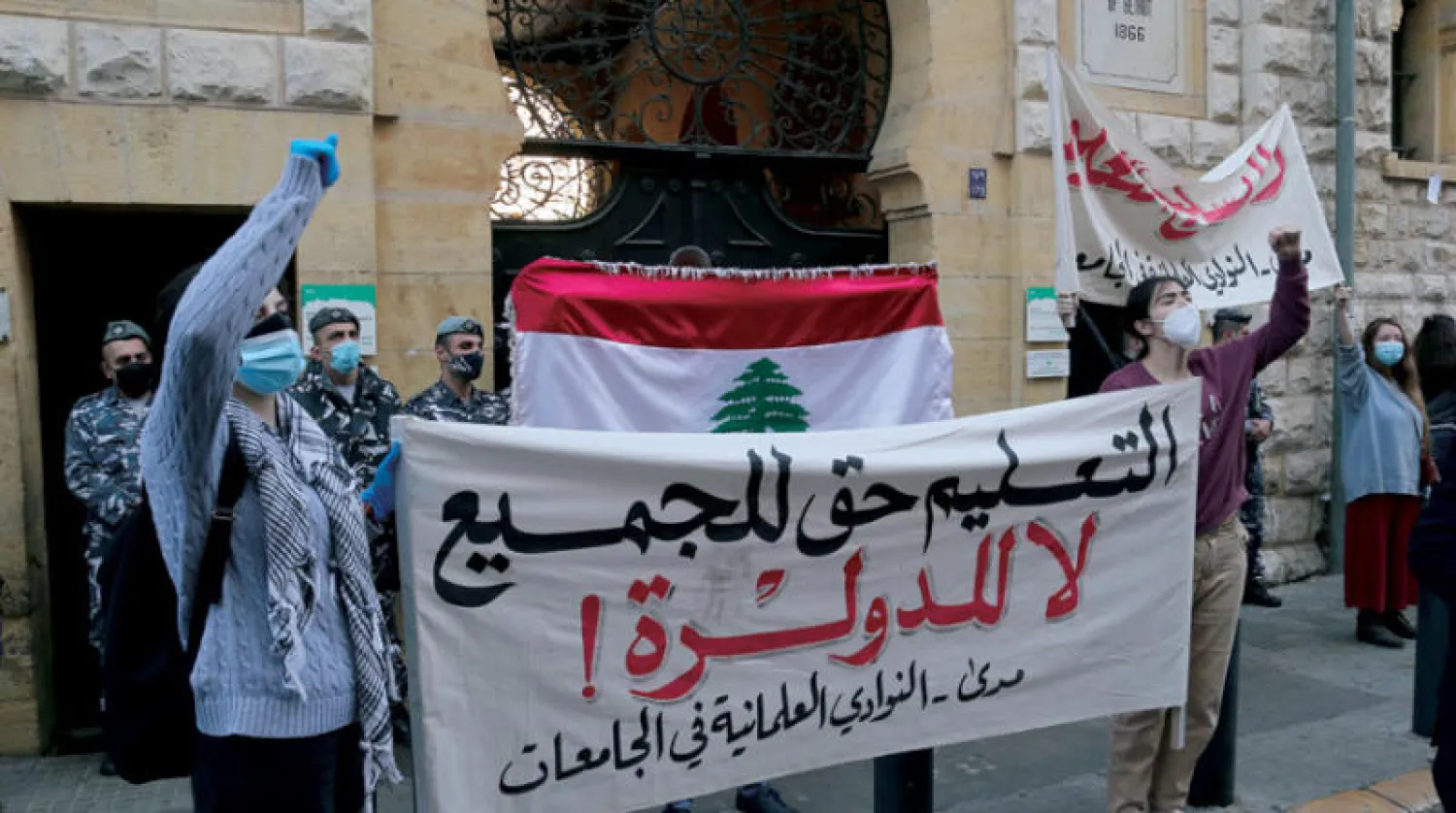 نظّم طلاب مسيرة أمس انطلقت من شارع الحمراء في بيروت ووصلت إلى الجامعة الأميركية لمطالبة الجامعات بعدم «دولرة» أقساطها في ظل الضائقة المالية والاقتصادية التي يعاني منها الشعب اللبناني (إ.ب.أ)