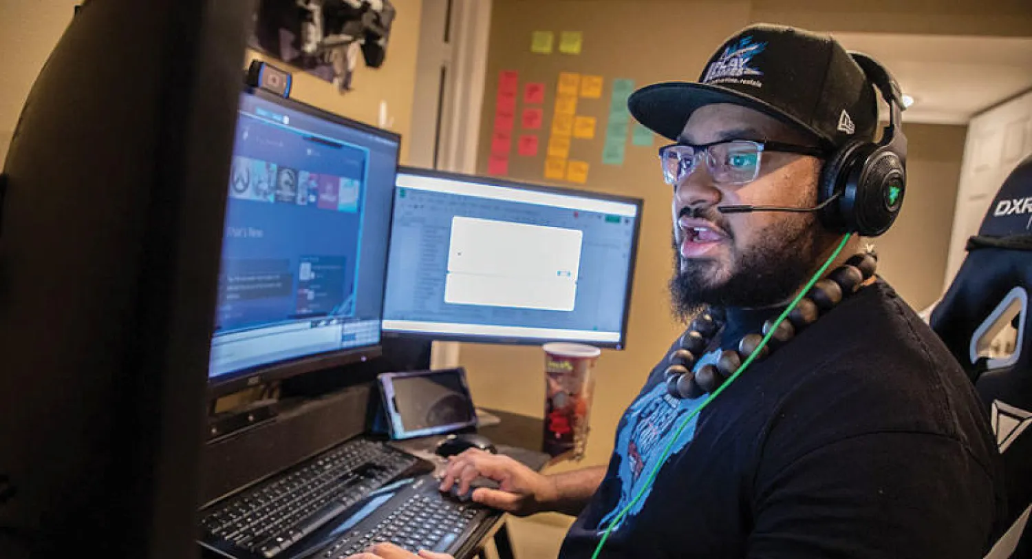 كيفين فَيْر يشرف على مراقبة سير مباريات الرياضات الإلكترونية (تريبيون ميديا)