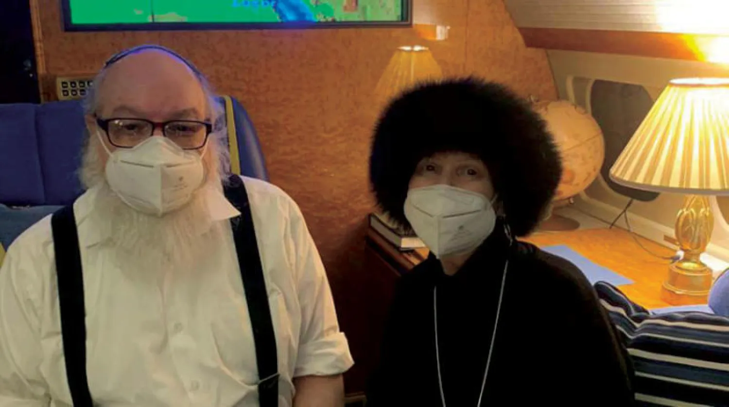 الجاسوس بولارد مع زوجته داخل طائرة خاصة أقلتهما من أميركا (أ.ف.ب)