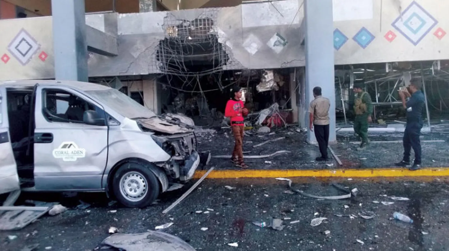 جانب من الأضرار الناجمة عن التفجيرات التي استهدفت مطار عدن أمس (أ.ب)