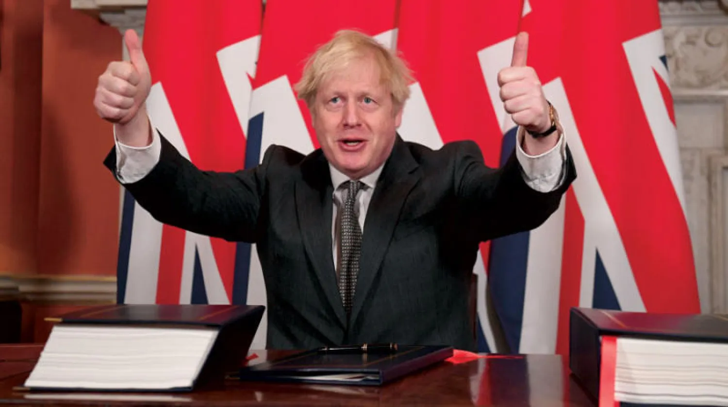 وقّع بوريس جونسون على اتفاق ما بعد بريكست في لندن أمس (أ.ب)