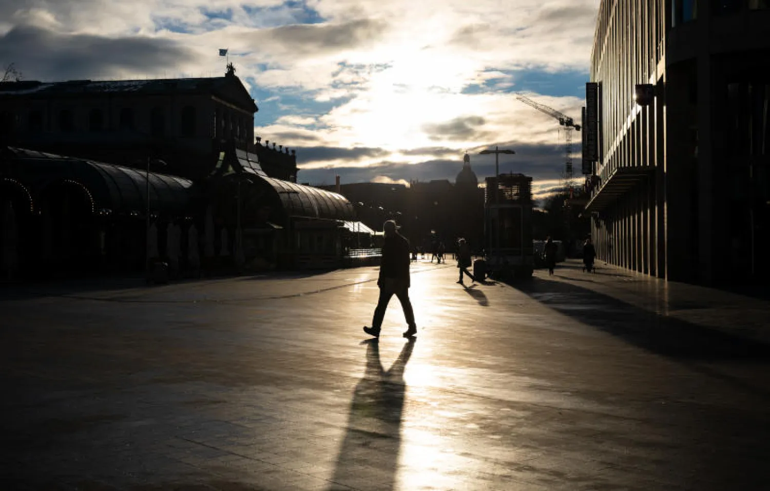 رجل يسير في أحد شوارع مدينة هانوفر بألمانيا خلال الإغلاق (د.ب.أ)