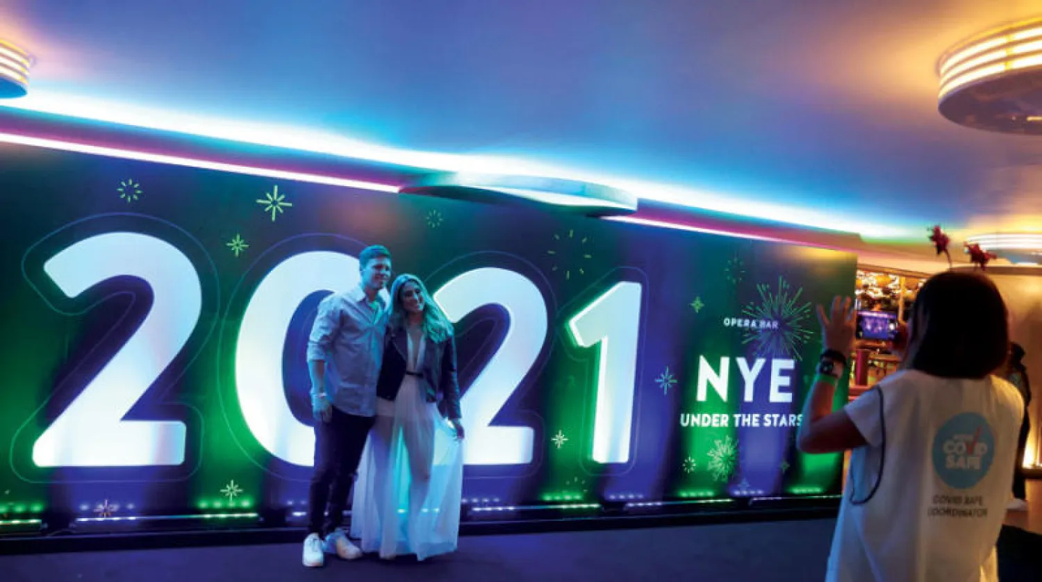 رجل وامرأته يحتفلان بحلول العام الجديد في سيدني المحاصرة بالفيروس (رويترز)