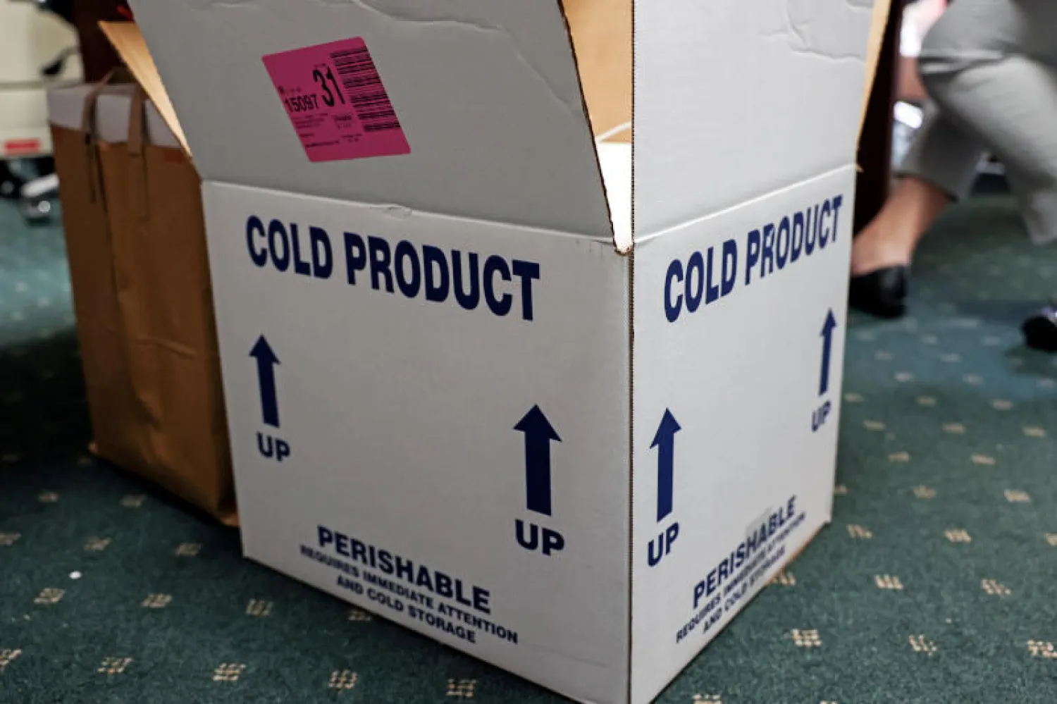 صندوق يحتوي على جرعات من لقاح «فايزر» في دار لرعاية المسنين في نيويورك (رويترز)