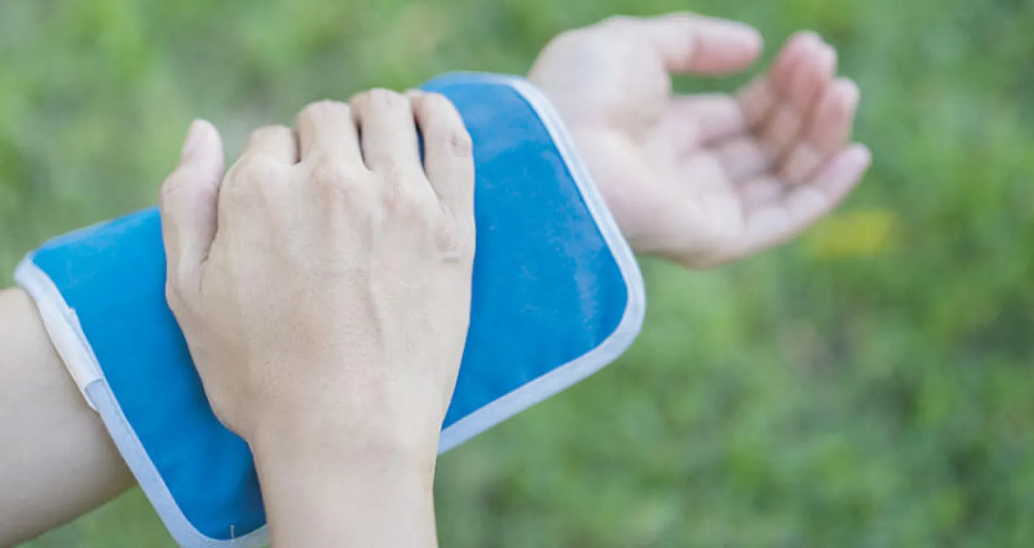 كمادات باردة أم دافئة؟