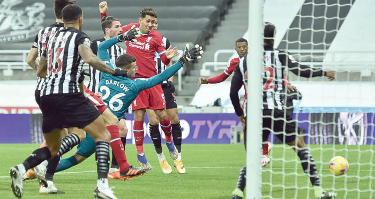 استبسال حارس مرمى نيوكاسل ودفاع فريقه حال دون وصول لاعبي ليفربول للشباك (أ.ف ب)