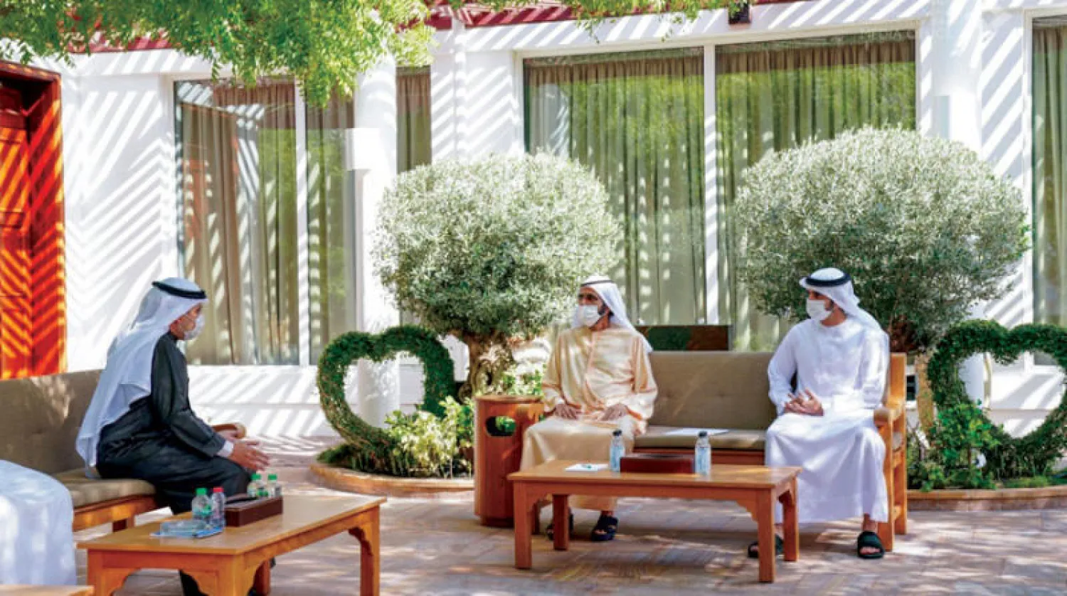نائب رئيس الدولة الإماراتي لدى لقائه وزير خارجية الكويت في دبي أمس (وام)