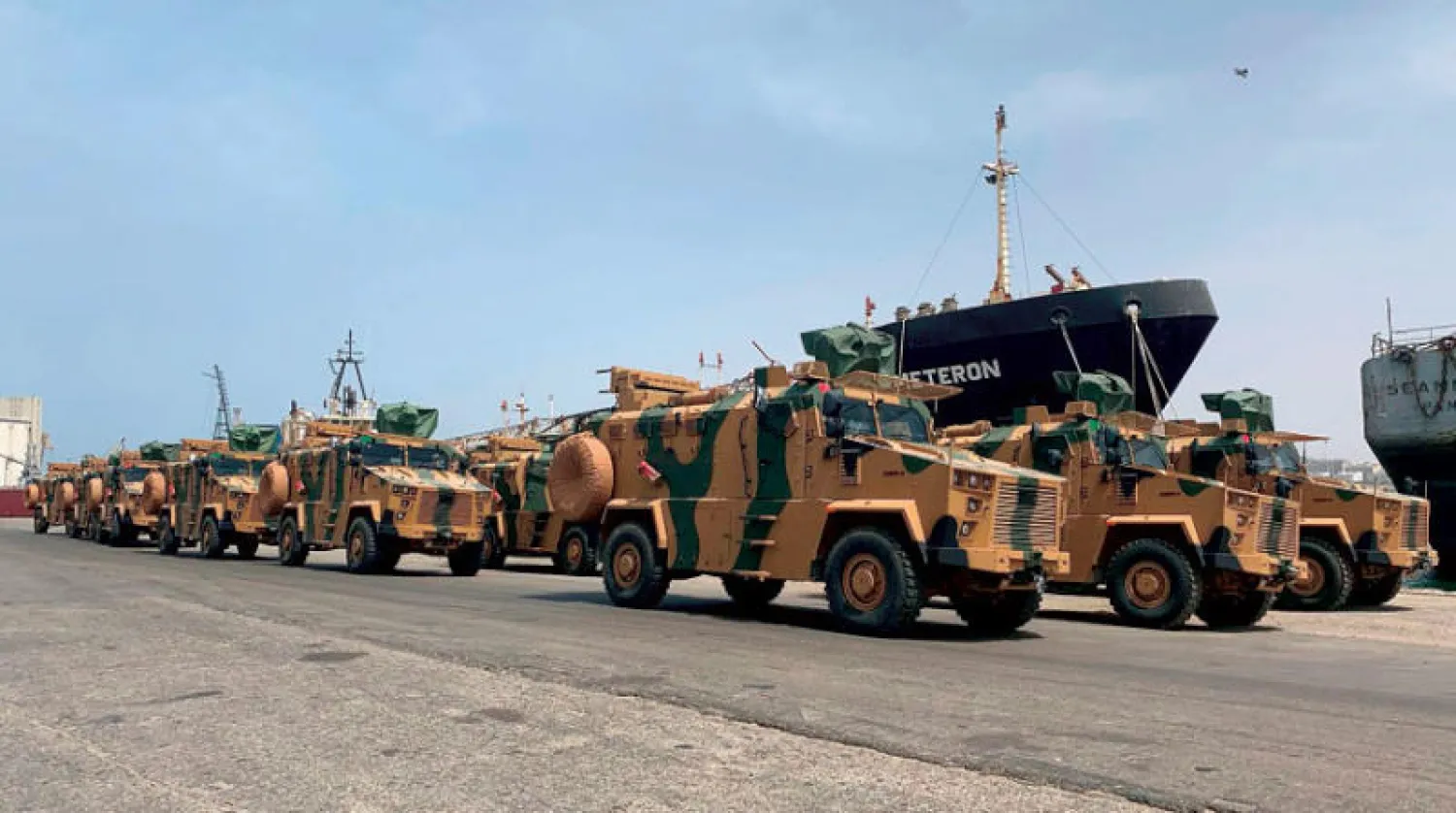 جانب من تدريبات قوات «بركان الغضب» الموالية لحكومة «الوفاق» بعربات تركية وسط طرابلس (أ.ف.ب)