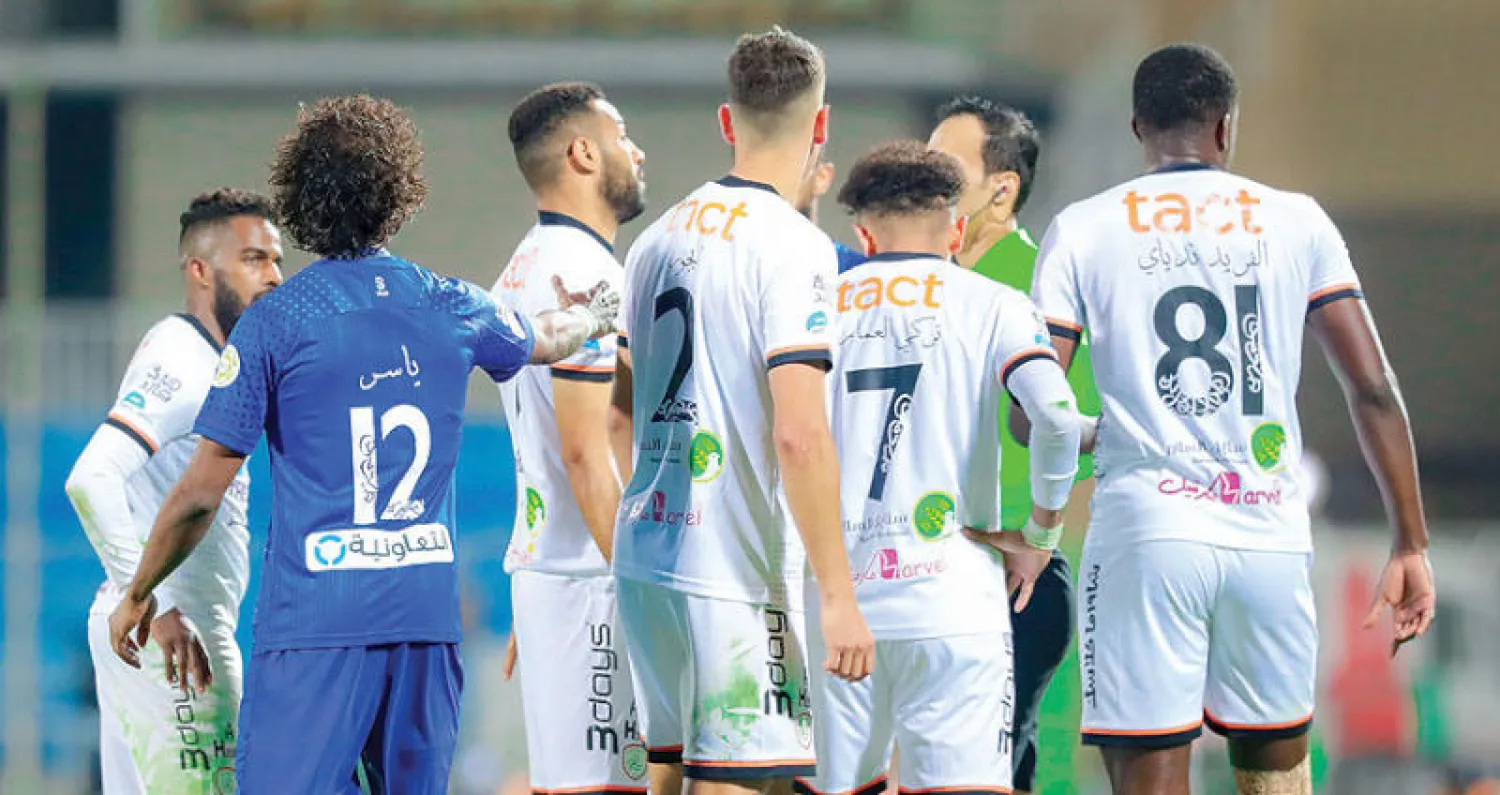 تركي العمار تعرض للطرد بعد تدخله العنيف  ضد سالم الدوسري (تصوير: علي الظاهري)