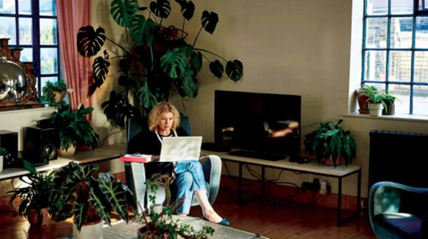 كثيرون يعملون من المنزل أثناء فترة الإغلاق (غيتي)