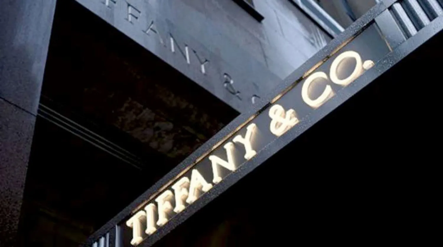 تعثرت صفقة استحواذ «إل في إم إتش» الفرنسية على «تيفاني» الأميركية بسبب فيروس «كورونا» المستجد إلا أن الشركتين توافقتا على إتمامها خلال الفترة الحالية (أ.ف.ب)