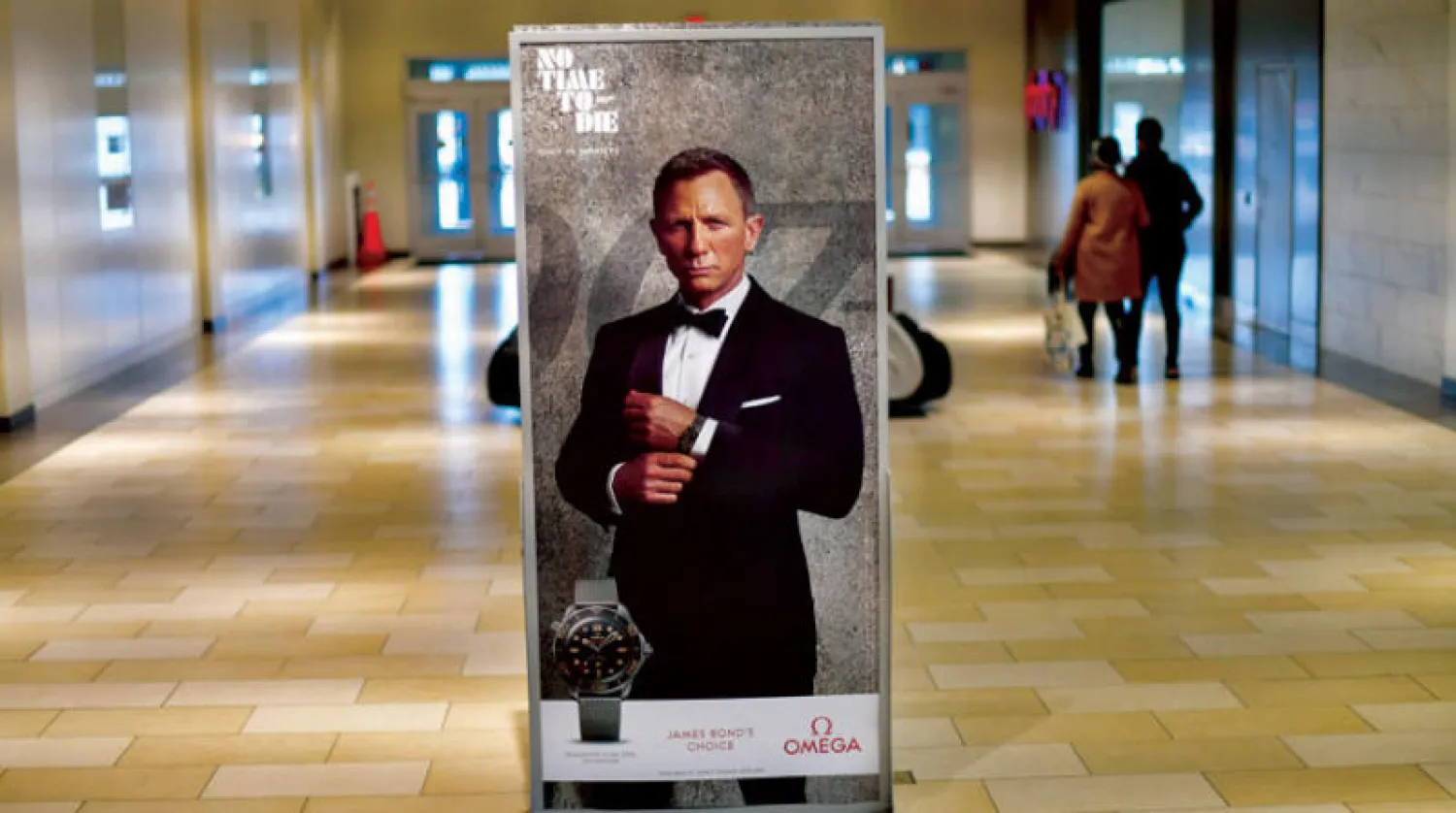 إعلان لفيلم جيمس بوند «لا وقت للموت» في مجمع تجاري بنيوارك (ديلاوير) (رويترز)