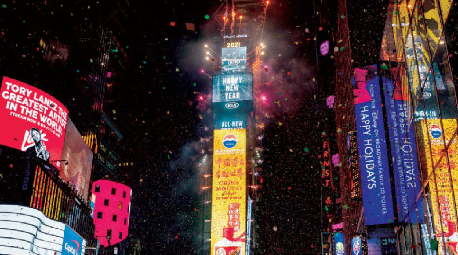 نيويورك تعيش احتفالات نهاية العام ومطلع السنة الجديدة وسط استمرار سياسة الحرب على الشركات الصينية (أ.ف.ب)